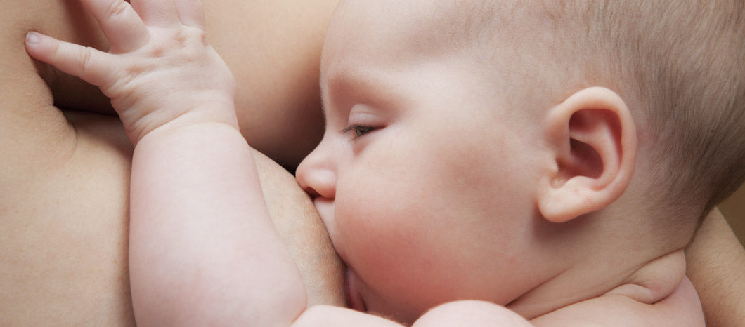 mom breastfeeding baby skin to skin